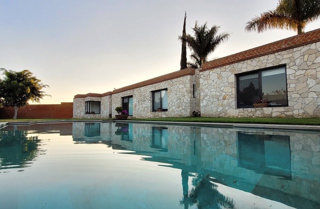 Casa ayuda en cocina habitaciones 22 personas alberca sala de juegos terrazas.