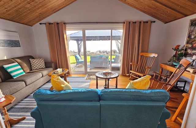 Casa Azul - Cozy Lakefront Cottage near Point Pelee