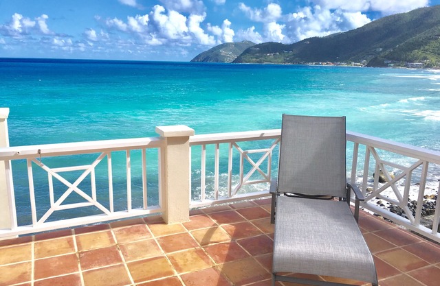 CASA CARIBE OCEANFRONT TWO STORY LOFT VILLA, Air Conditioning, Beautiful Views.