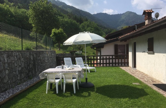 Casa Carla, up to 4 persons, quiet location, garden, balcony with panoramic views