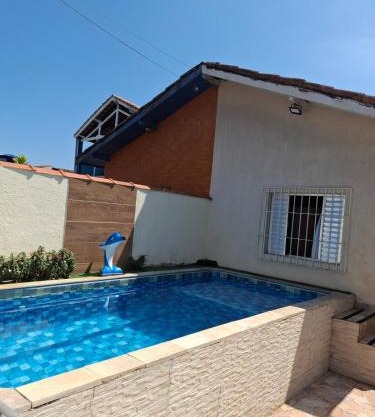 Casa com churrasqueira e piscina
