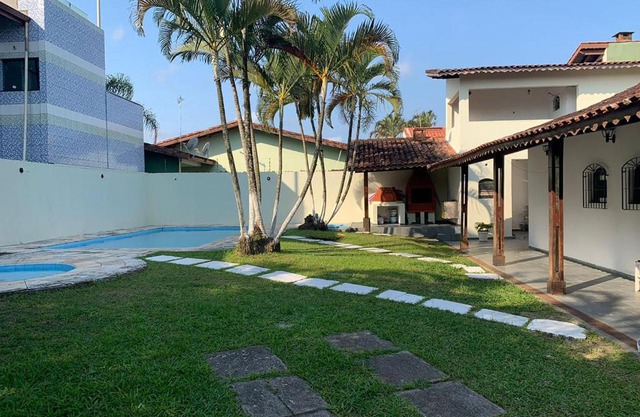 Casa com piscina a 15 min da praia em Peruíbe
