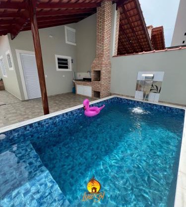 Casa com piscina beira-mar