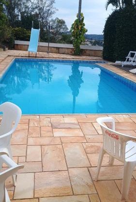 Casa com piscina para até 6 pessoas com duas camas de casal e sofá-cama casal