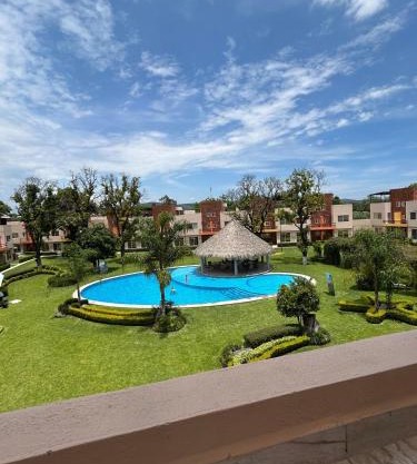 Casa con Alberca en condominio