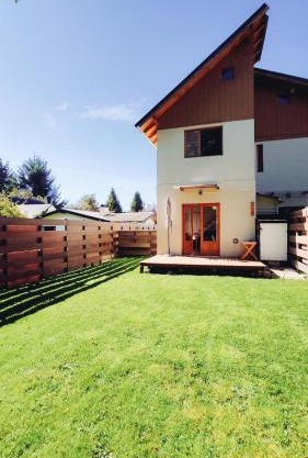 Casa con jardín y cochera ¡A 5 minutos del lago!