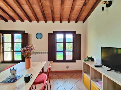 Casa con piscina tra le colline