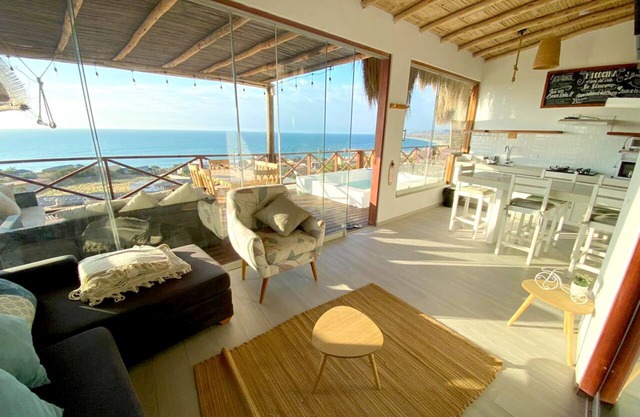 Casa con piscina y una bella vista en Punta Veleros, Piura