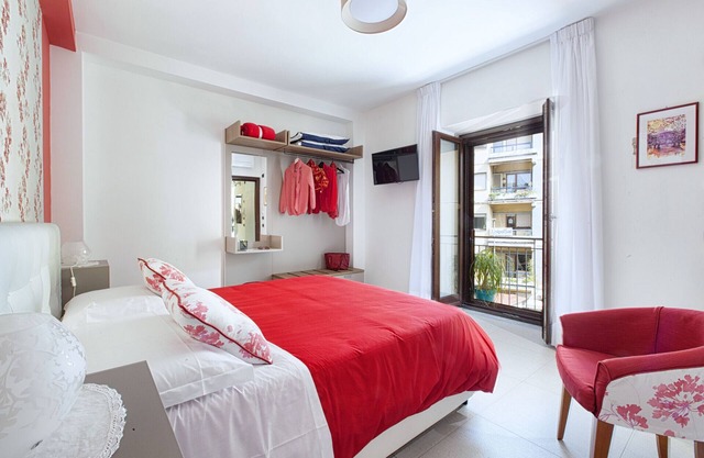Casa Cristina: yellow apartment