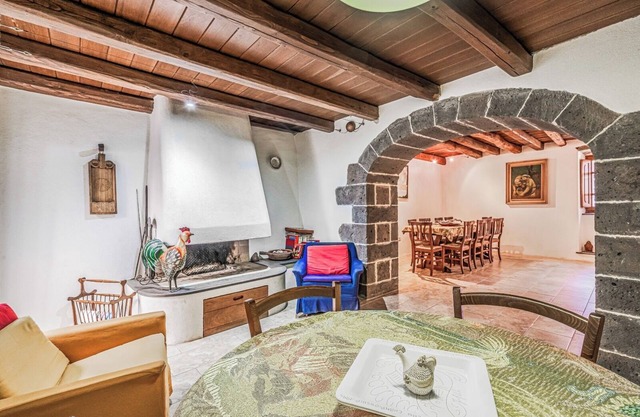 Casa de Vila Bastante Renovada, com Terraço e Dois Banheiros