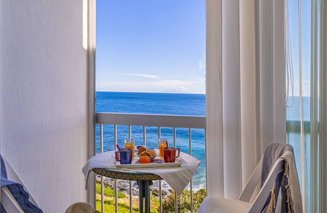 Casa Del Mare, apartment with sea view, feet in the water