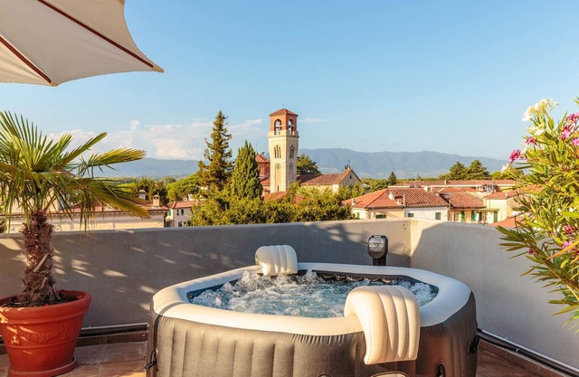 Casa Dieter, a superb 2 bedrooms Apartment with Grand Terrace and private parking in Central Lucca