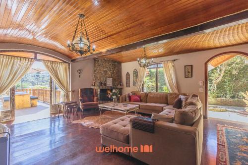 Casa em Campos do Jordão com Varanda e Lareira