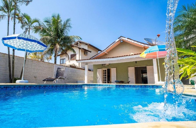 Casa em condomínio fechado com piscina