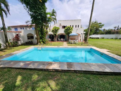 Casa Enseada 4 suites , 2 quadras do mar local nobre