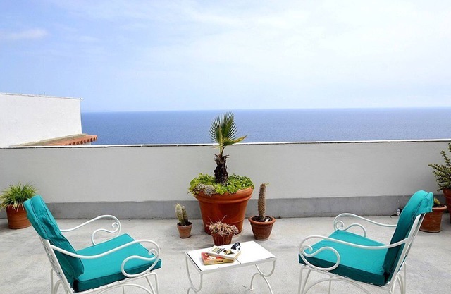 Casa Eralda: A bright and sunny apartment which faces the sun and the sea, with Free WI-FI.