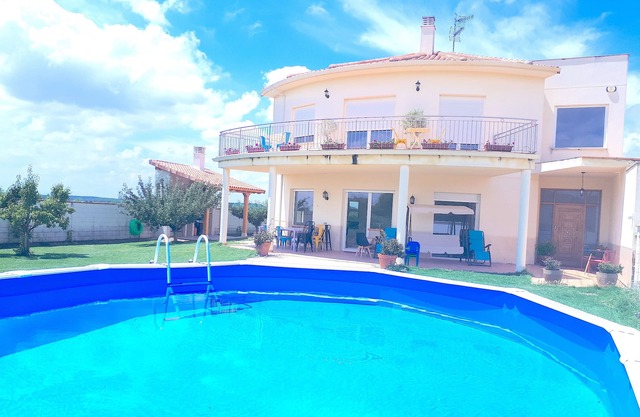 Casa Miguel & Sally, 16 km Leon, 3 km Galicia-Barcelona highway, 31 people