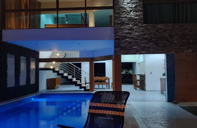 Casa Grande Vacacional Alberca. Cochera Privada