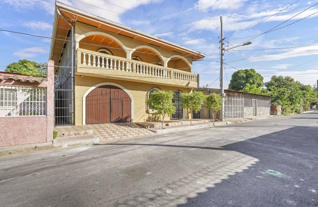 Casa Guadalupe - 4BR/4.5BA Two-Story In Leon