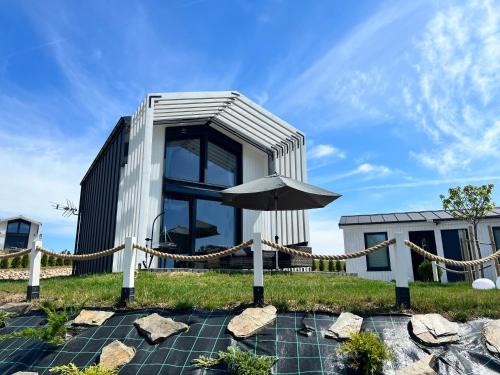 Casa Kashubia - Nowoczesny dom wakacyjny nad jeziorem - Cisza natura i komfort