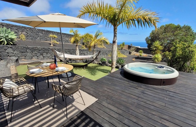 Casa La Asomada: sea views, jacuzzi, garden, wifi, air con
