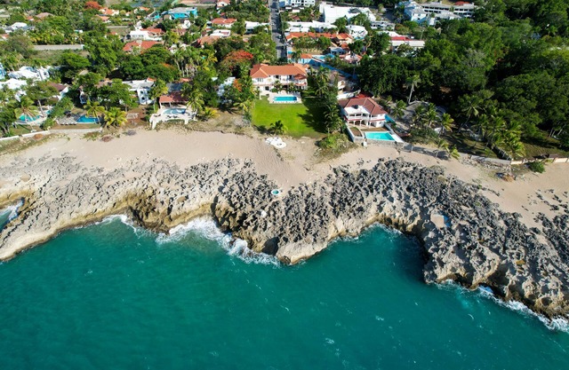 Casa Los Sueños: Oceanfront Elegance Meets Tropical Luxury!