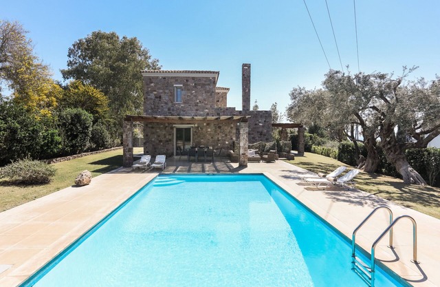 Casa Mai with private pool, up to 10 guests, 1 km. to Perdika, Aegina island