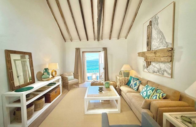 CASA MALENA, Seafront with Private Pool