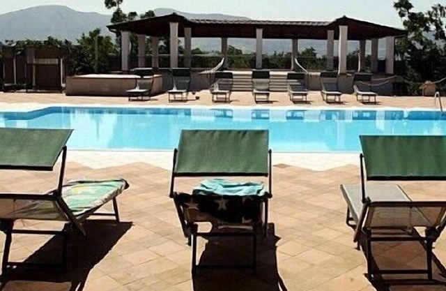 Casa Nocciola A, fully refundable with voucher*: A graceful two-story apartment surrounded by the greenery.