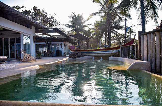 Casa pé na areia da Praia do Tombo, no Guarujá/SP