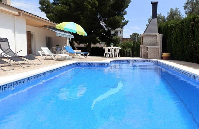 CASA ROQUES DORADES,Ideal house for your holidays near the sea, free wifi, OPTIONAL AIR CONDITIONING, private pool, pets allowed, dog’s beach