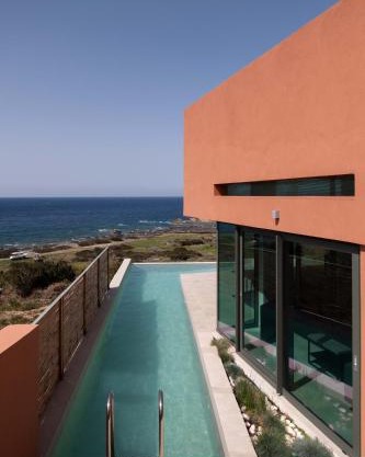 Casa Tarrha- Beachfront Villa with Heated Pool