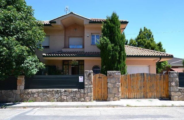 Casa Trepador Azul for 8 people with plot and table football.