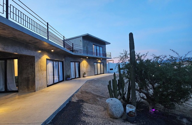 CASA ZORRO Close to the hot springs, bike trails and beautiful beach.