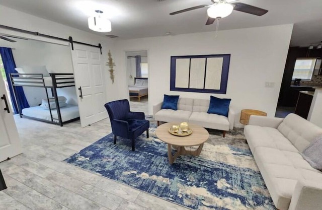 CasaDelaney DT Sodo district. Renovated Sleeps 16