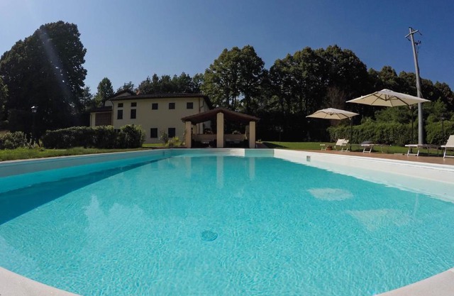 CASALE LA FATA -tipico toscano immerso nelle colline tra Lucca e Versilia, 6 appartamenti indipendenti