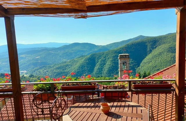 CasaResi Apartment with panoramic terrace in medieval village Le case diQuota