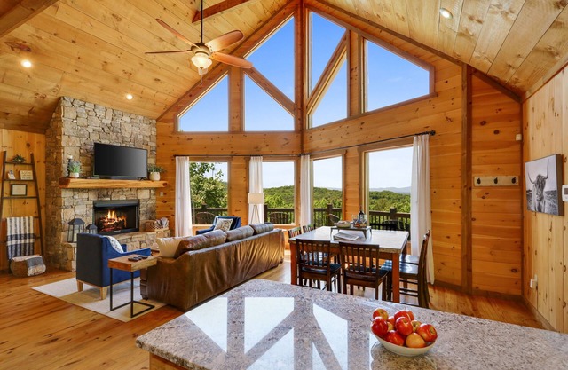 Cascading View Lodge♡ Mtn Views, hot tub, fire pit, < 20 min from Blue Ridge