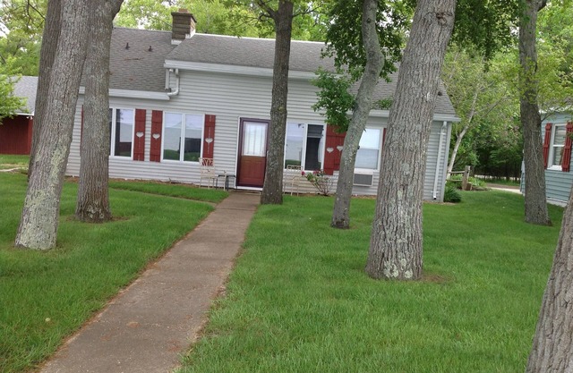 Caseville, Mi (Sand Point Area Cottage Rental) Cute, Cozy Cottage.