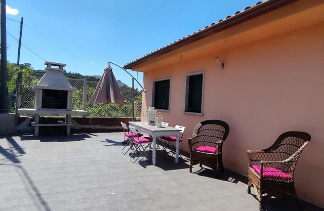 casita acogedora con terraza y barbacoa