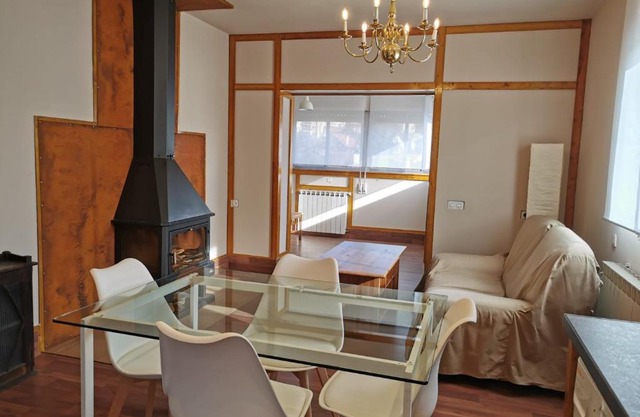 Casita independiente con jardín y chimenea.
