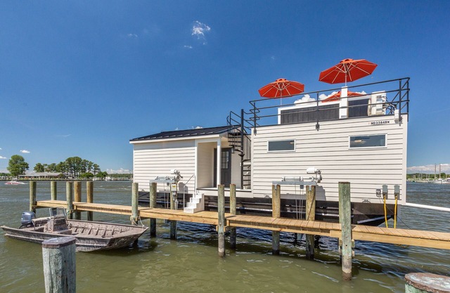 Cass-Away Luxury Houseboat