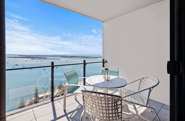 CASSA MQ - 2BR Southport Gem with Ocean Views