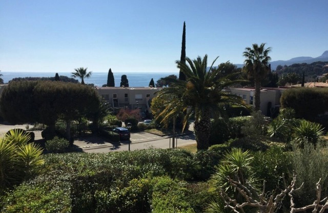 Cassis, Apartment with terrace, sea and cliff views. Private parking, Wifi.