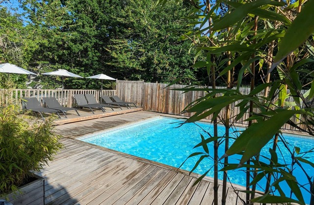 Castelwood: comfortable ecological chalets with swimming pool in the Dordogne.