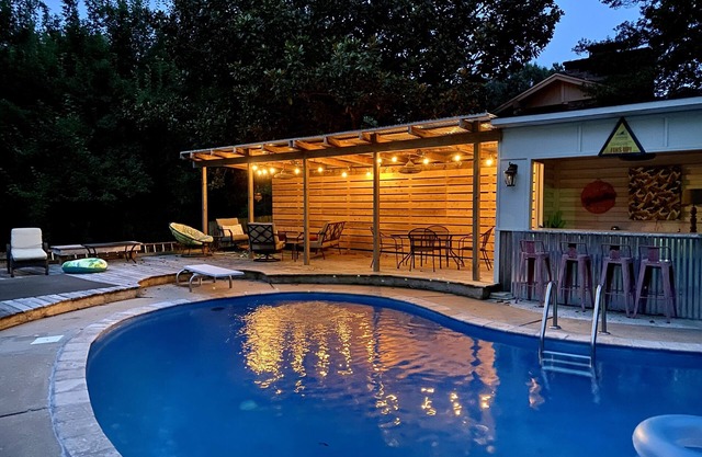 Castle Cove Bentonville.private home with pool across from Crystal Bridges