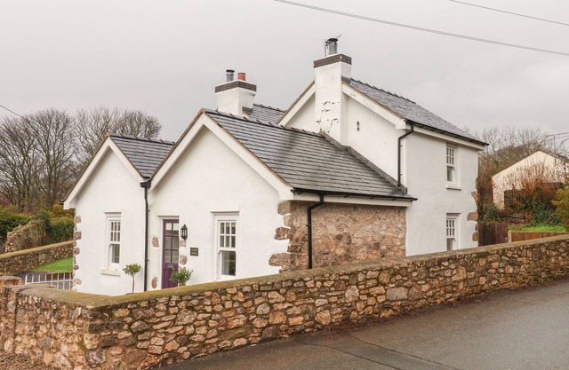 CASTLE HOUSE, pet friendly, character holiday cottage in Dyserth