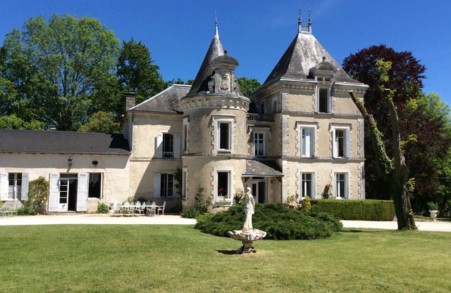 Castle in Dordogne in the land of truffles. Park, heated pool