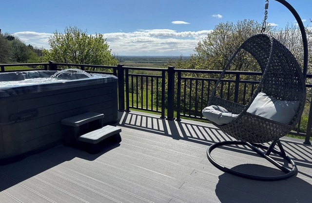 CASTLE TOP HAVEN, luxury holiday cottage, with hot tub in Caistor