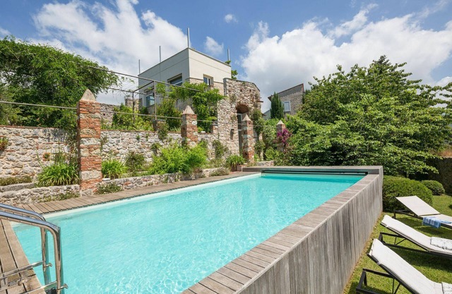 Castle with pool and sea views for 6 People